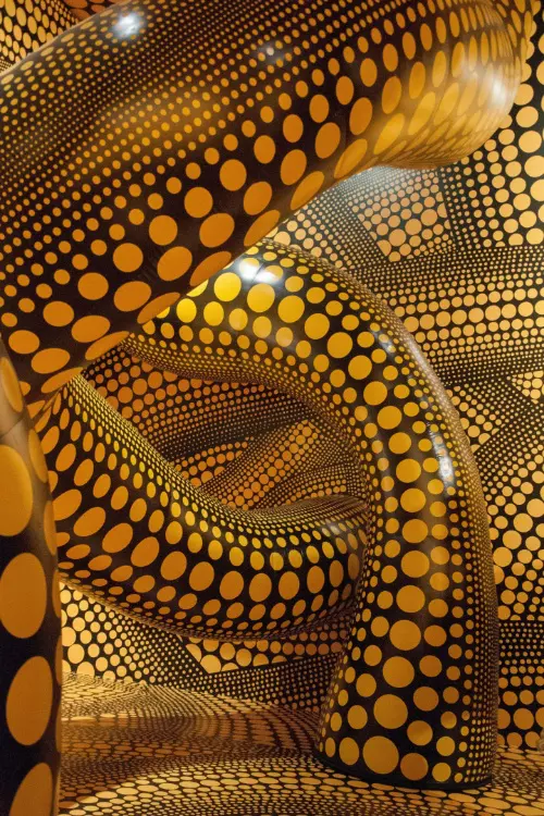 Yayoi Kusama, The Hope of the Polka Dots Buried in Infinity Will Eternally Cover the Universe, 2019.