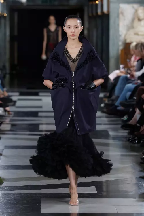 Primul look Simone Rocha