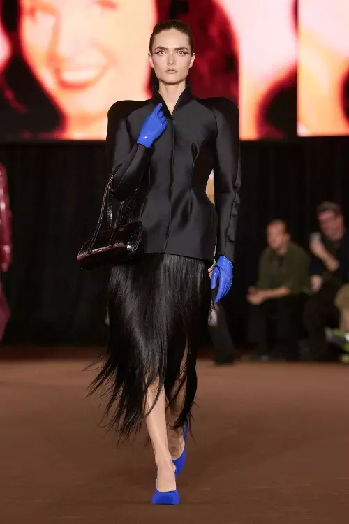 Costum cu fustă din pene