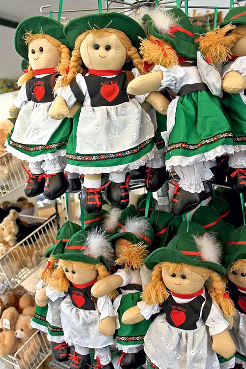 Papusi in port traditional austriac - unul dntre cele mai populare suveniruri