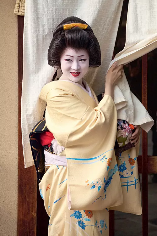 Geisha la intrarea intr-o ceainarie din cartierul Gion