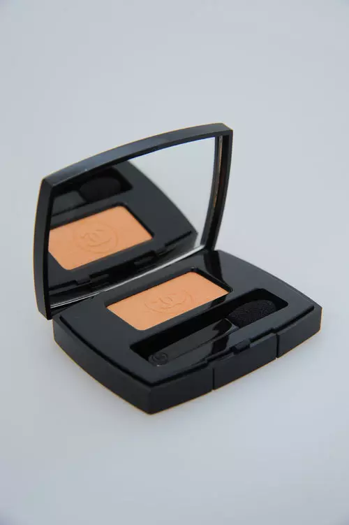 Chanel, Ombre Essentielle, fard de pleoape cu particule stralucitoare, 139 lei.