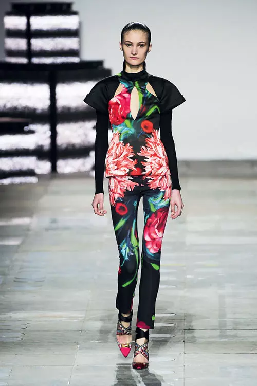 Ca in orice domeniu, si in moda exista un echilibru. Asa ca englezii Peter Pilotto si Christopher De Vos sau Sarah Burton (Alexander McQueen) au contracarat viziunea „dark” a italienilor concepand „buchete de flori” cat mai colorate si mai vesele. Misiunea ta este sa alegi stilul care ti se potriveste cel mai bine… asta daca nu esti pregatita sa faci o schimbare radicala in garderoba ta!
