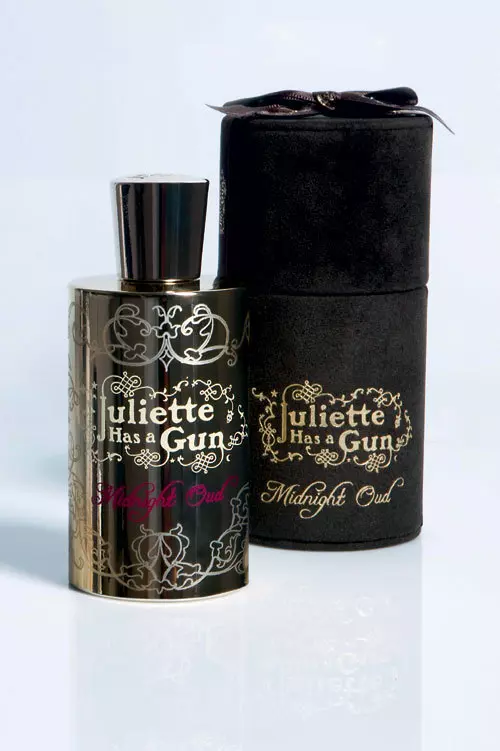Oud, trandafir, ambra si ulei de patchouli sunt cateva dintre ingredientele parfumului Midnight Oud, Juliette Has a Gun, o aroma a seductiei ce nu da gres si care iti fura doar trei secunde ca sa te invalui cu ea;  EDP, 100 ml, 440 lei (disponibil exclusiv in Beautik Haute Parfumerie).
