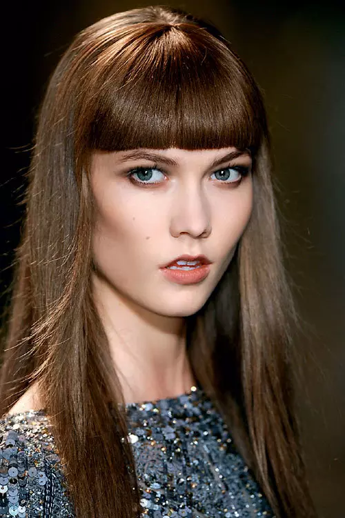 O coafura grafica, cu breton, este cea mai buna alegere pentru o rochie cu texturi transparente.