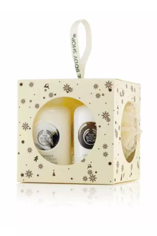 Set cadou Cube Coconut, The Body Shop, 40,80 lei. Contine gel de dus, lotiune pentru corp si burete pentru baie.