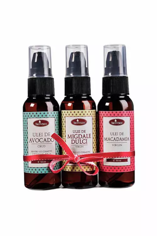 Set cadou Trio Verde, www.bio-natura-online.ro, 40 lei. Contine ulei de migdale dulci, ulei de avocado si ulei de avocado.
