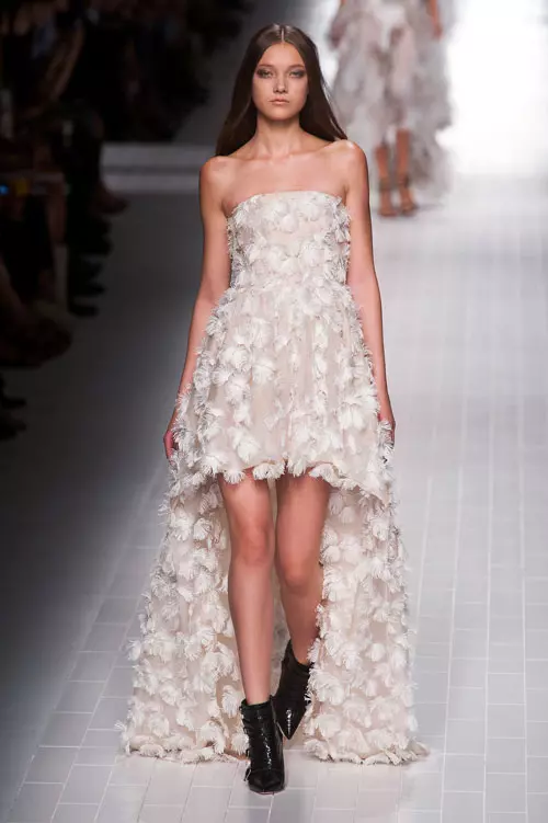 Asimetrie – Rochia scurta in fata si lunga in spate (ā la Stephanie Seymour in clipul trupei Guns ’n’ Roses) se potriveste de minune cu o coafura nefinisata. (Blumarine)