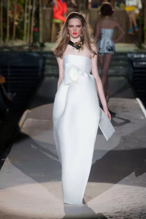 Cocoon – Aceasta forma este atat de spectaculoasa incat nu mai ai nevoie decat de o tiara discreta din cristale. (Dsquared2)
