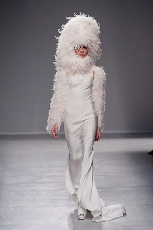Avangardist – Gareth Pugh a creat aceasta rochie pentru o mireasa extravaganta, care adora moda. Este musai sa renunti la voal in favoarea penelor.