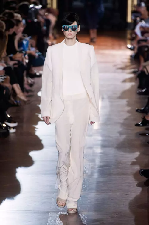 Masculin – Este o varianta pentru cele care au umor si detesta rochiile. Un costum alb, impecabil poate arata perfect cu o palarie in forma de funda supradimensionata. Acesta va fi accentul tau girlie! (Stella McCartney)