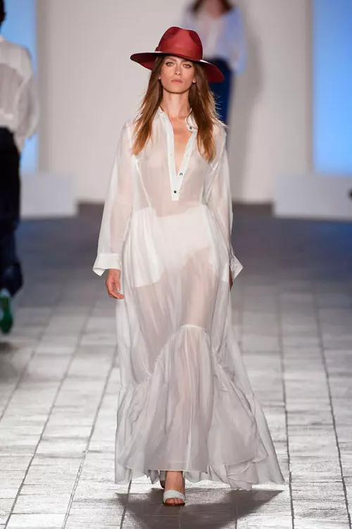 Boho chic – O coronita din flori si o pereche de sandale romane sunt singurele accesorii permise. Iti sugeram sa iti faci nunta pe o plaja pustie. (Paul Smith)