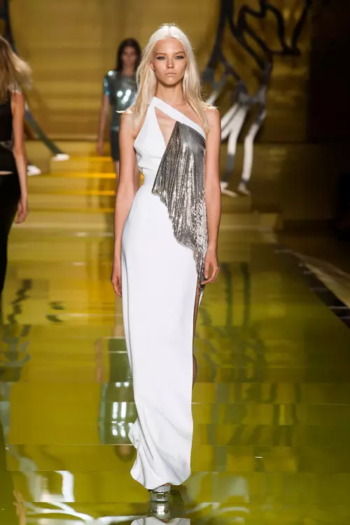 Punk – Elementul metalic face ca tinuta ta sa capete un aer cool&fresh. Renunta la accesorii si la voal. (Versace)