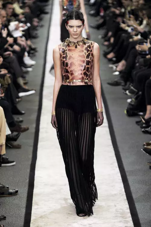 Kendall Jenner in show-ul Givenchy 