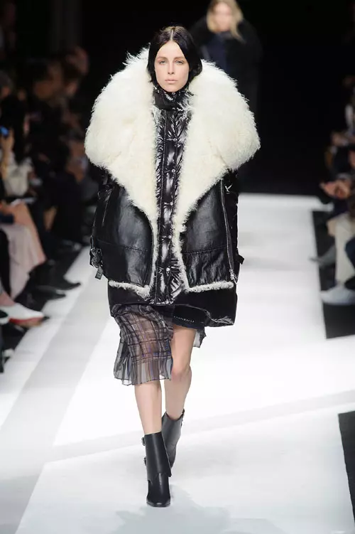 Sacai propune o reinterpretare moderna a cojocului de piele si blana de oaie. Alege si tu  unul in stilul moto-biker, care va deveni un elementul principal al outfitului. Poarta-l cu rochii sau fuste in materiale vaporoase si fine pentru un contrast care va atrage privirile.