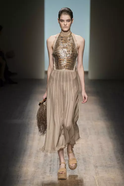 In afara de faptul ca orice pereche de sandale semnate Salvatore Ferragamo sunt extrem de comode, avantajul lor este ca se potrivesc de minune cu rochiile lungi si fluide. Asa ca mizeaza pe efectul retro-cool.
