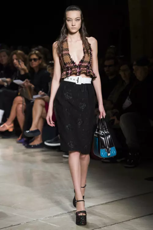 Miuccia Prada reuseste sa ne surprinda mereu cu cate un element super avangardist. De asta data este vorba despre sandalale din matase imprimata inspirate din costumul traditional japonez carora le-a conferit un aer retro. In plus, silueta ta se va alungi odata ce le porti!
