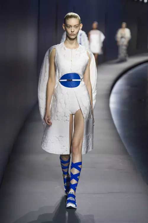 Cine s-ar fi gandit ca designerii vor crea tenisi sexy? Ei bine, iata ca Goga Ashkenazi (Vionnet) s-a gandit si la asta! Poarta-i cu o rochie scurta sau cu una despicata si vei fi super stylish. Renunta la accesorii, tenisii cu barete sunt un element suficient de puternic.