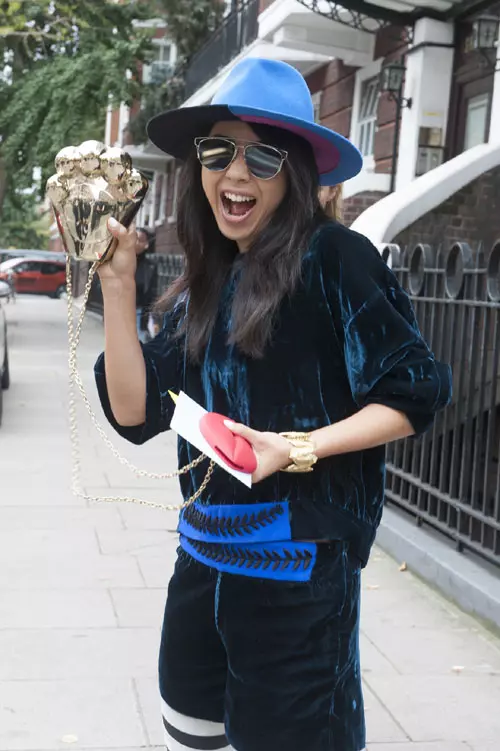 Si accentele de culoare sunt binevenite – spre exemplu, o palarie Fedora in nuante delicate de baby-blue si roz.