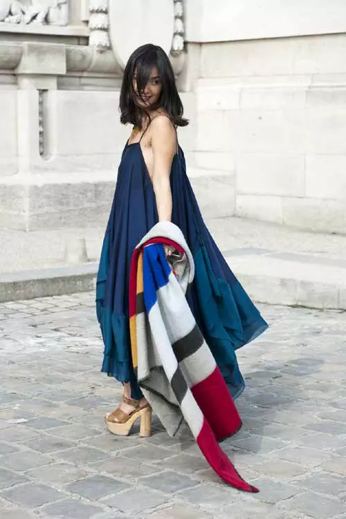 Rochia cu bretele subtiri e una dintre piesele-vedeta ale sezonului, poart-o cu o pereche de sandale cu platforma din lemn, pentru un look new-boho.