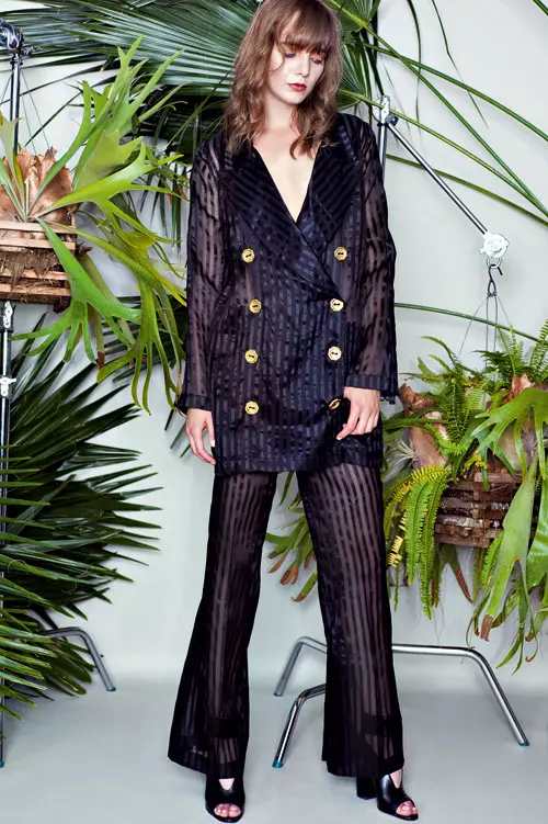 Masculin (Costum din matase naturala, Pas du Tout, 2.135 lei)
