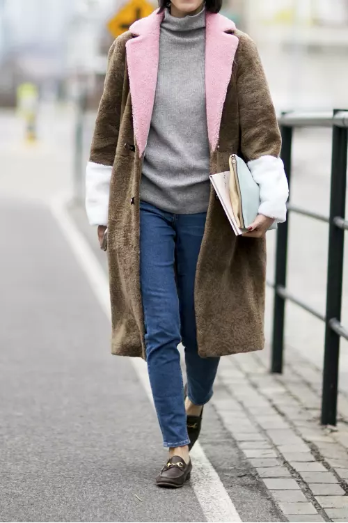 Daca gasesti o jacheta din blana multicolora, dar extrem de grafica si in nuante apropiate sau complementare, nu ezita si achizitioneaz-o instant!