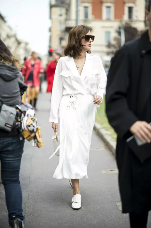 Tinutele all white sunt la mare cautare acum, iar o pereche de pantofi masculini este alegerea perfecta pentru a completa look-ul.