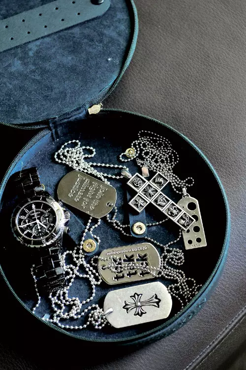 Sint foarte atasata de bratarile Love Cartier, Chrome Hearts si de ceasul meu Chanel. De aceea le port aproape tot timpul. 