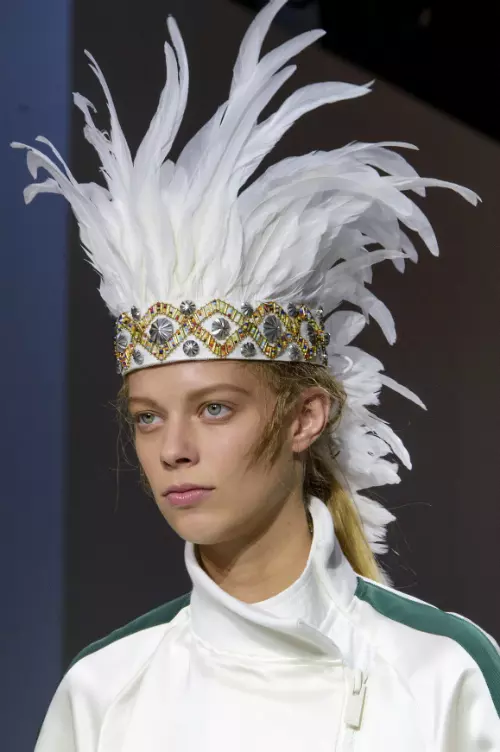 1. Chiar si cele mai convinse minimaliste vor fi de acord ca un asemenea accesoriu de cap de la Sacai va arata foarte cool in contexul unui festival.