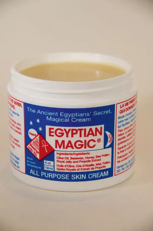 Cred ca locul cremei Egyptian Magic este pe noptiera, pentru ca joaca rolul unui balsam (natural, hidratant si regenerator) bun la toate si pentru toti. Iti poti ingriji cu el mainile, buzele, coatele, calcaiele, iritatia sotului sau a copilului – dar pentru a afla mai multe utilitati viziteaza site-ul www.egyptianmagic.ro; 150 lei. 