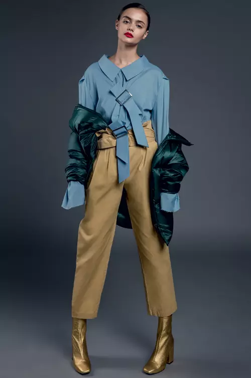 Camasa din bumbac, Lucian Rusu, 350 lei; pantaloni din bumbac, Zara, 219,90 lei; pufoaica  din fas, 199,90 lei, si botine din piele, 299,90 lei, ambele Mango, www.departmentstore.ro.
