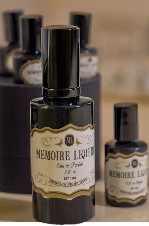 Creeaza-ti propriul parfum, in functie de identitatea ta olfactiva, cu noul brand Mémoire Liquide! Descopera-le portofoliul in noul magazin Hipnose, unde te poate asista un specialist, pentru a formula un mix unic; 490 lei compozitia de 50 ml.