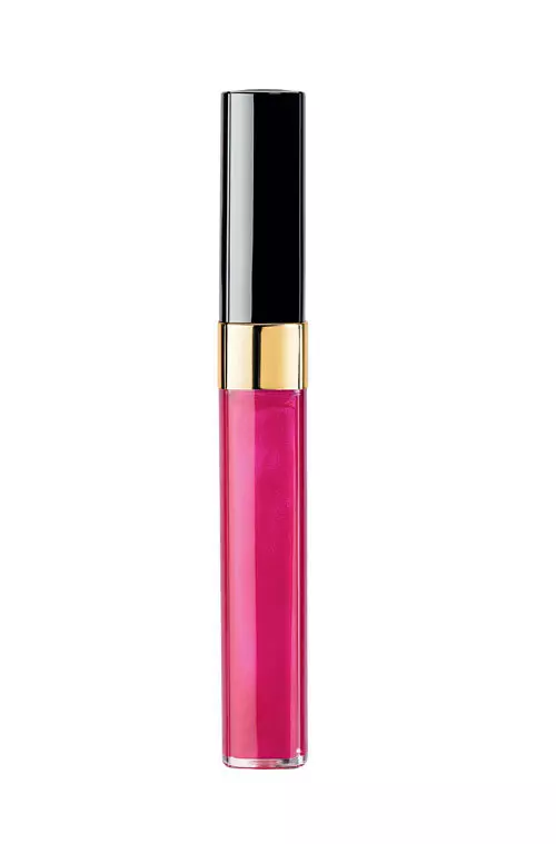 Chanel, Lèvres Scintillantes, un gloss cu pigmenti puternici care se aplica usor si rezista timp indelungat, 131 lei.