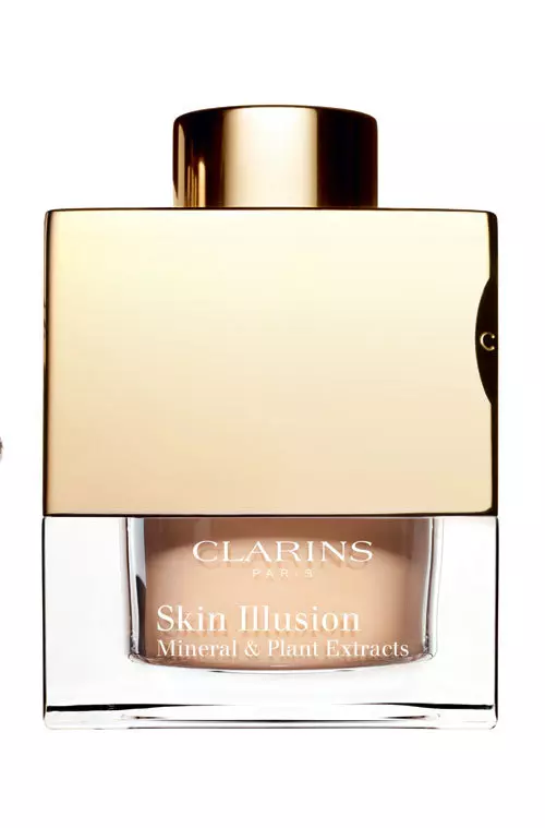 Daca iti doresti o formula minerala de pudra translucida, cu efect radios si natural, am gasit noi una pentru tine! Arata splendid pe fata Skin Illusion Loose Powder Foundation, Clarins; 180 lei.