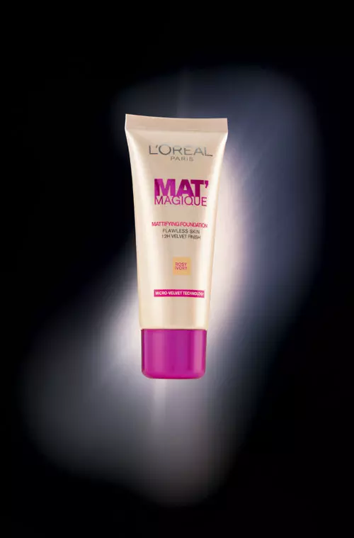 Imi plac fondurile de ten care ofera un aspect natural si mat, in special in zilele in care nu prea ma simt in forma, iar Mat’ Magique de la L’Oréal ofera acest efect timp de 12 ore; 54,90 lei.