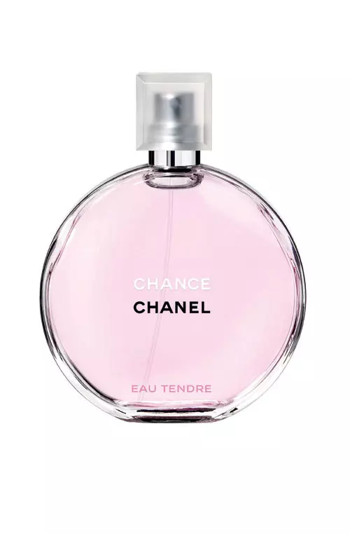 O versiune mai romantica a celebrului parfum initial, Chance Eau Tendre de la Chanel are o mireasma floral-fructata extrasa din iasomie, mosc alb si grepfruit; EDT, 150 ml, 520 lei.