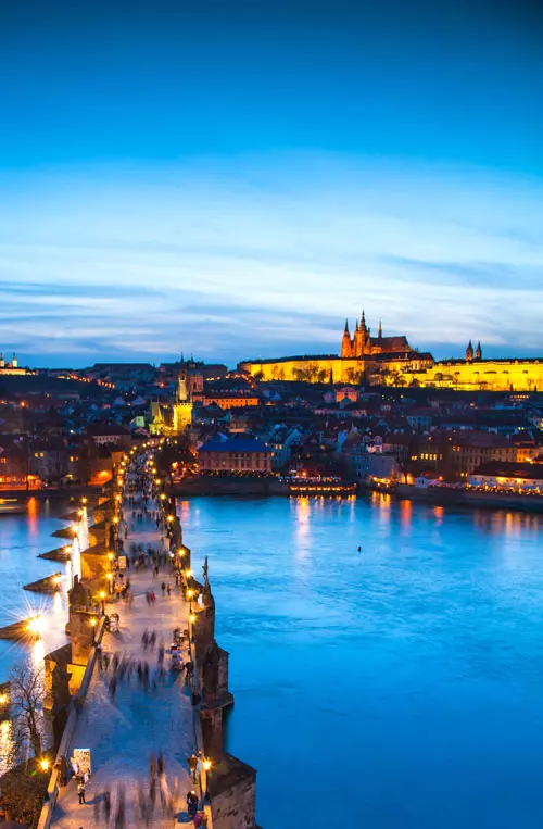 Traverseaza podul Charles Bridge din Praga, Cehia