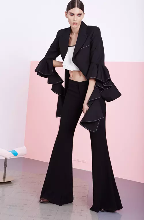 Jacheta din bumbac si lana, Ellery, 1.559 euro, www.stylebop.com; pantaloni din bumbac, 199 lei, si top din viscoza, 199 lei, ambele Zara; ciocate din piele, vintage.