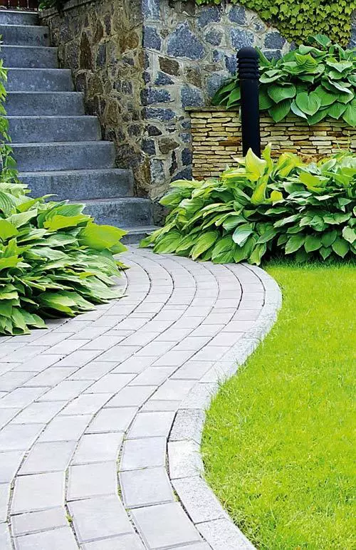 O alegere cu rezistenta mare si cost mediu: dale din piatra, eventual piatra cubica recuperata in urma refacerii unor drumuri.