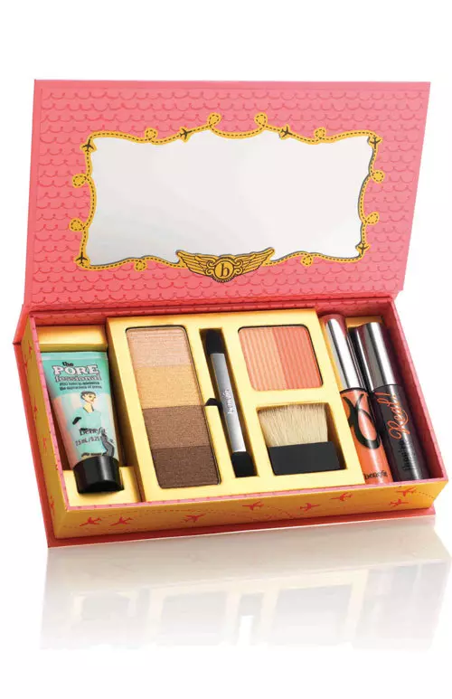 Trusa de machiaj She’s so Jetset, Benefit, 167 lei,  exclusiv in magazinele Sephora