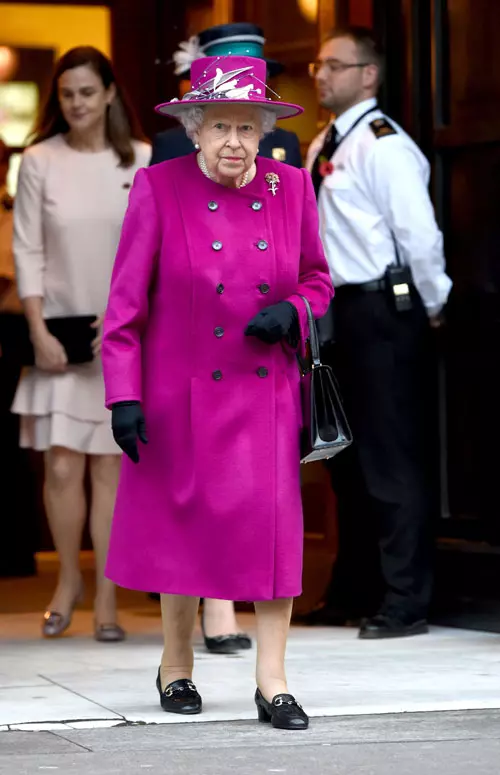 Regina poartă ținute în culori intense, dar nu pentru că le preferă pe acestea neapărat