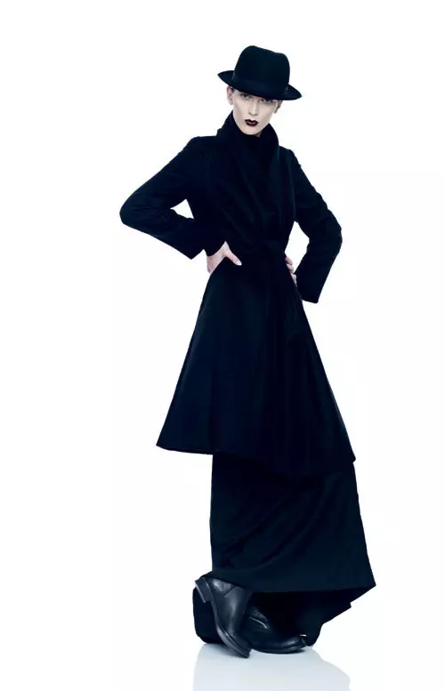 Maleta din casmir, 1.180 lei, si palton din casmir, 11.370 lei, ambele Max Mara; fusta din lina, Dsquared2, 2.139 lei, magazinul Day&Night; palarie Borsalino din fetru, Junya Watanabe pentru Comme des Garcons, 1.686 lei, si cizme din piele, Peachoo+Krejberg, 4.065 lei, ambele magazinul Entrance.