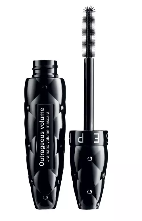 Sephora, Outrageous Volume, o mascara cu formula imbunatatita cu acid hialuronic, care da volum genelor, 73 lei.