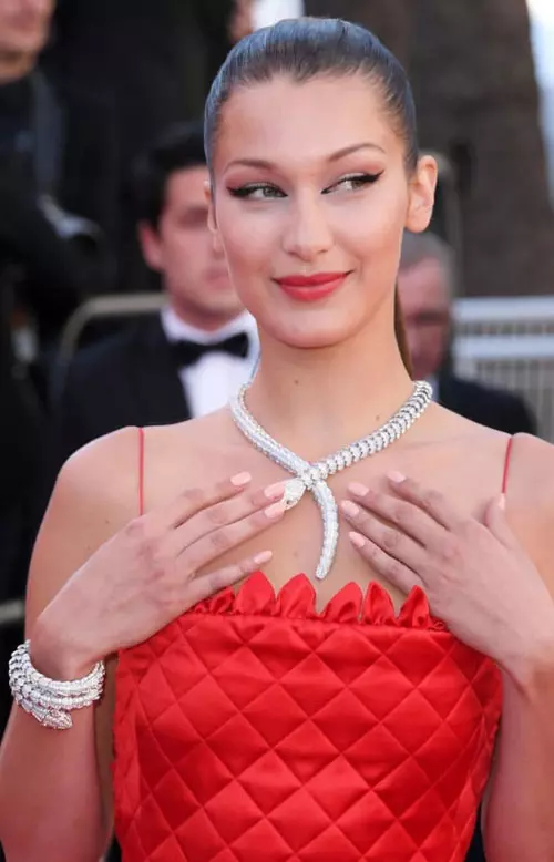 Bella Hadid: colier Serpenti cu diamante si bratara cu diamante, Bulgari