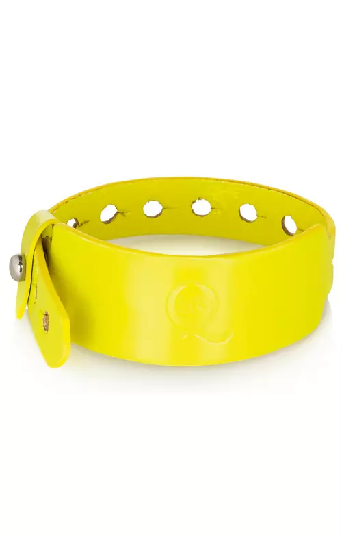 Bratara din piele, Alexander McQueen, 630 lei, magazinul Victoria 46