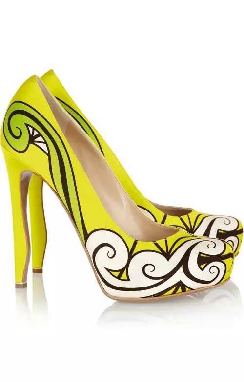 Pantofi din satin de matase, Nicholas Kirkwood, 495 euro, www.net-a-porter.com