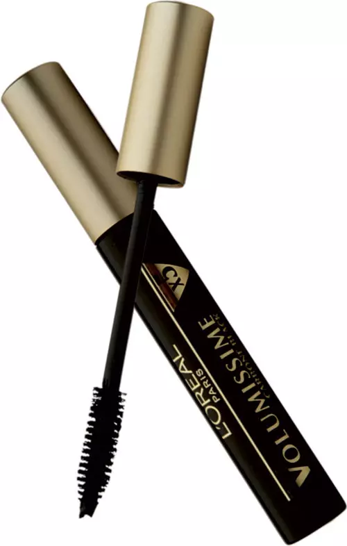 Mascara Volumissime de la L’Oréal Paris protejeaza si intareste genele, oferindu-le de cinci ori mai mult volum de la radacina pina la virf, fara sa le incarce. 