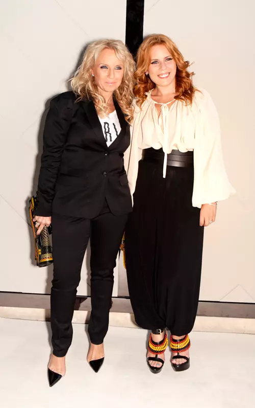 Camelia Sucu si Ioana Sucu, in tinute Burberry 