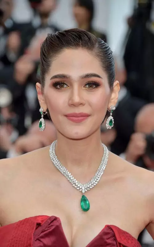 Araya Hargate: colier cu diamante si smarald in forma de para (52.76 carat) si cercei cu diamante si smaralde, Chopard, colectia Red Carpet