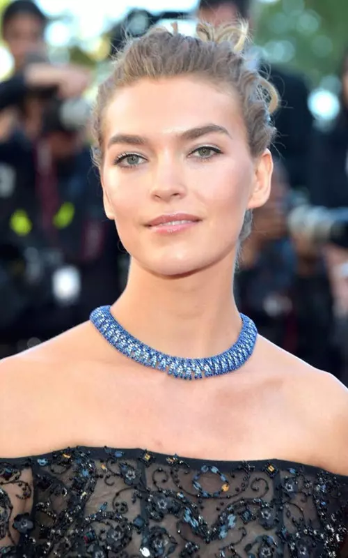 Arizona Muse: colier din aur alb si safire albastre, Chopard, colectia Red Carpet